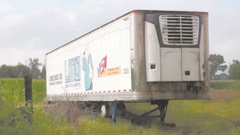 Deambula tráiler de gobierno con cuerpos