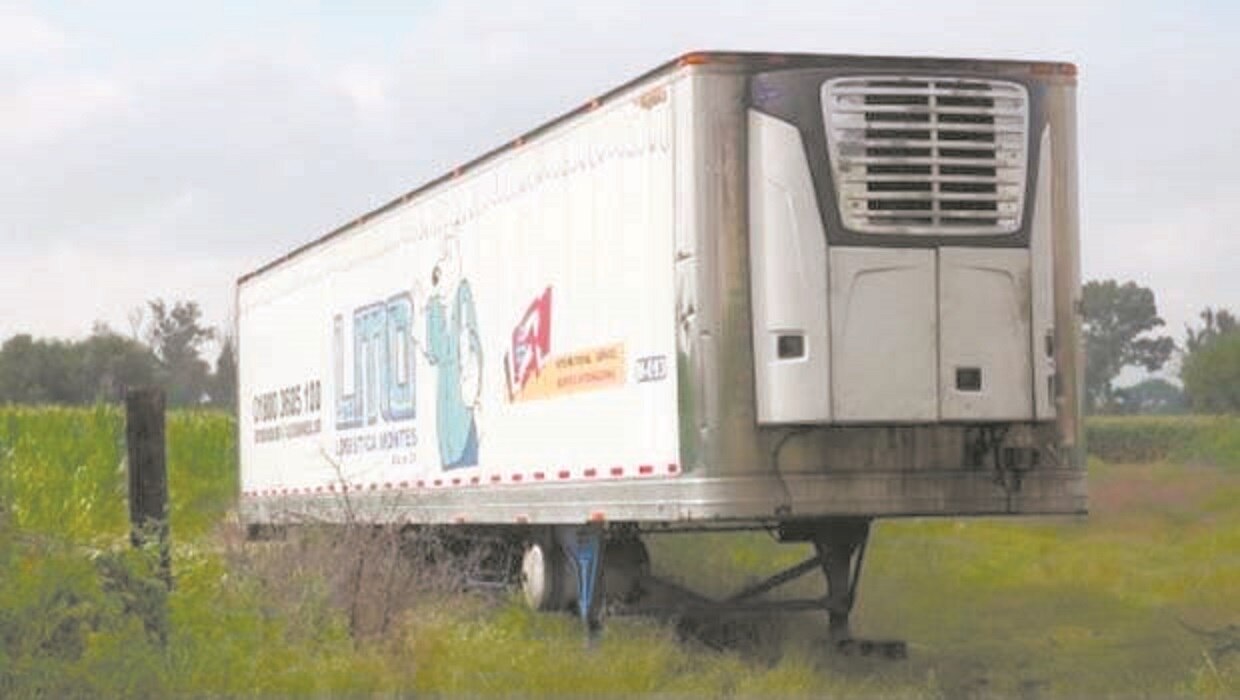 Deambula tráiler de gobierno con cuerpos