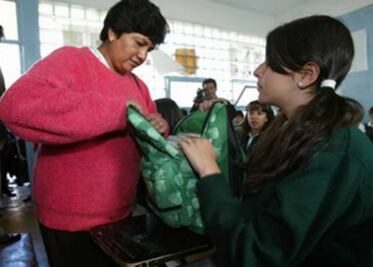 Padres a revisar mochilas de sus hijos