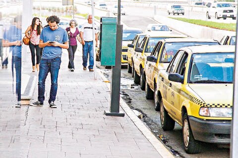 Taxistas emplearán aplicación tecnológica para su servicio