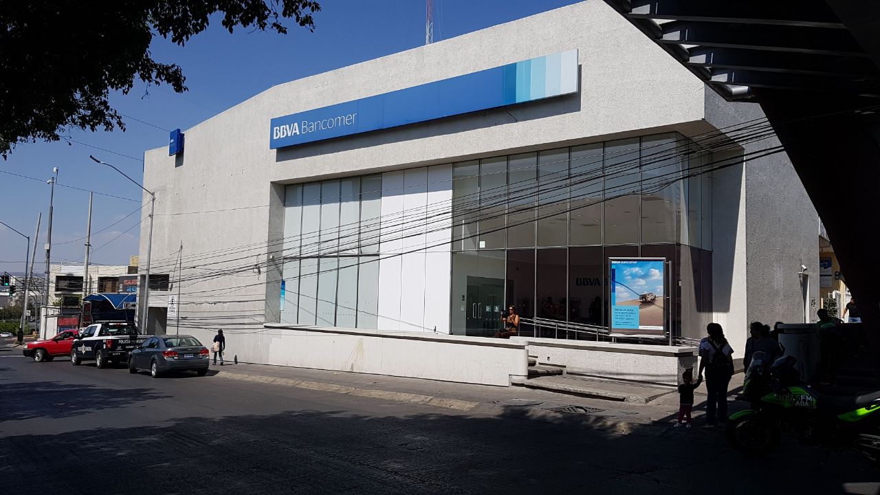 Asaltan a mujer antes de entrar al banco