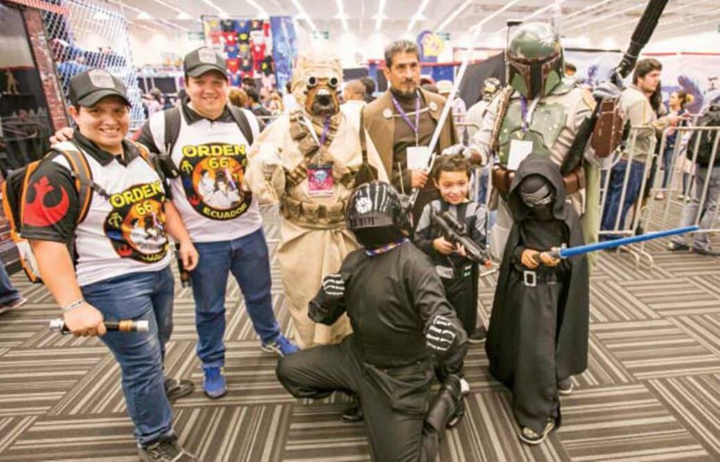 Darth Vader, con su séquito de comandantes, Storm Troopers, Biker scouts, Sand people, guardias reales imperiales y jawas ; acompañado de Kylo Ren y Greedo, recibieron a sus seguidores (DEMIAN CHÁVEZ. EL UNIVERSAL)