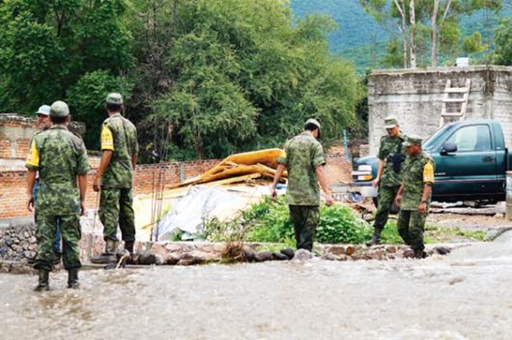 Coordinan ayuda a damnificados