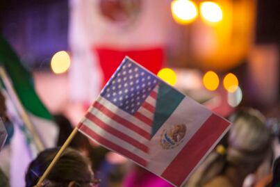 ¡Bienvenidos! Con flores, reciben en Querétaro a los paisanos que viven en Estados Unidos
