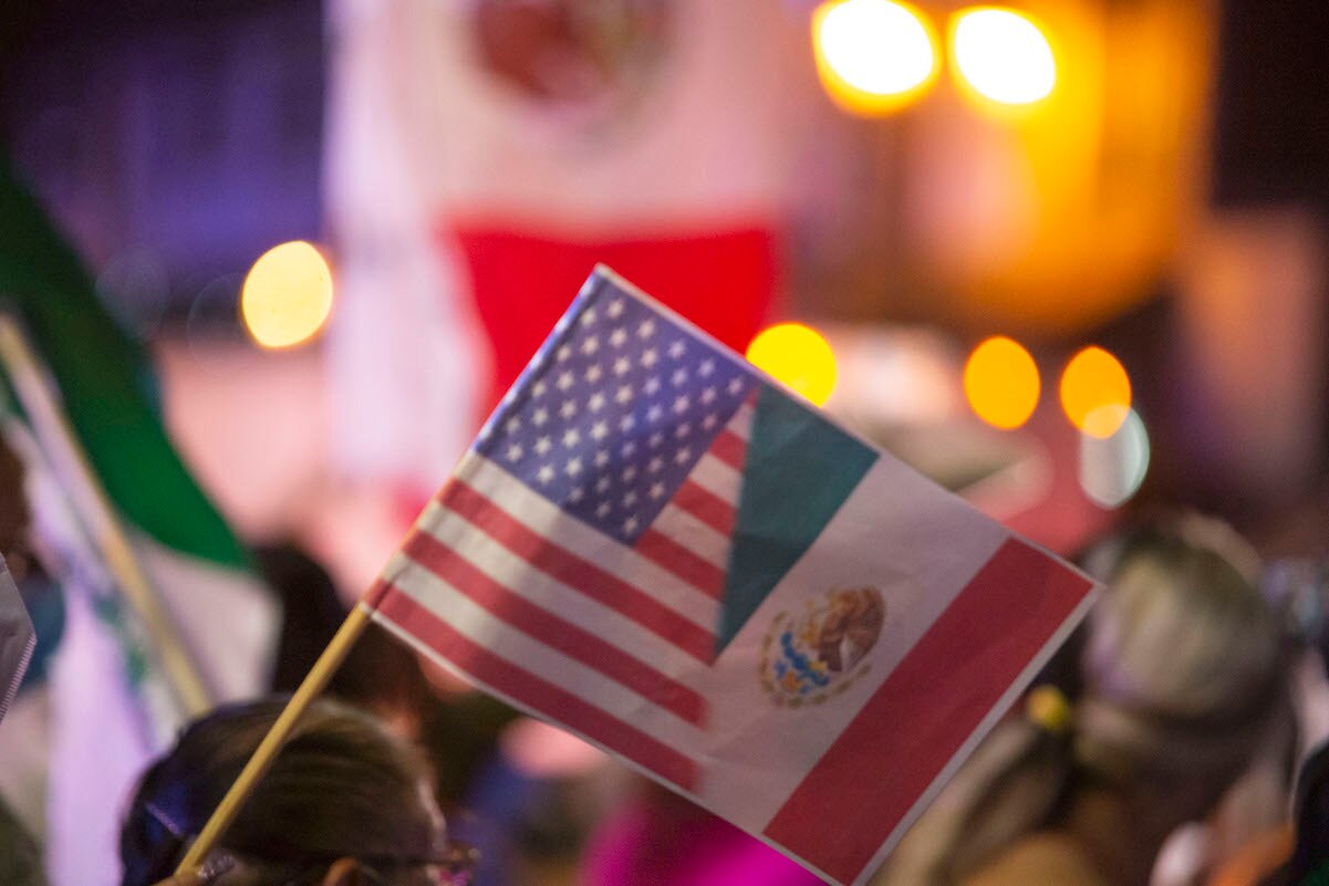 ¡Bienvenidos! Con flores, reciben en Querétaro a los paisanos que viven en Estados Unidos