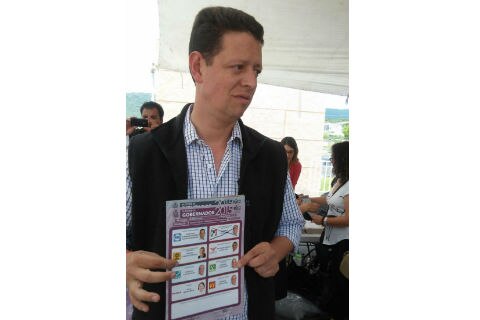 Vota el dirigente priísta, Mauricio Ortiz