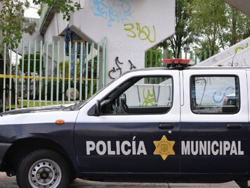 Hallan cuerpo colgado de puente peatonal