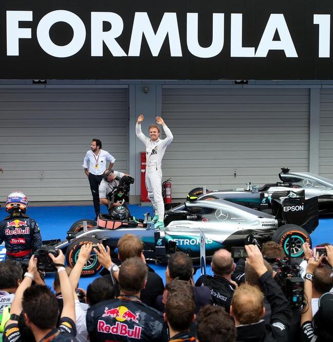 Nico nunca había ganado en Suzuka y con su triunfo certifica el campeonato de constructores para las ‘flechas de plata' (DIEGO AZUBEL. EFE)