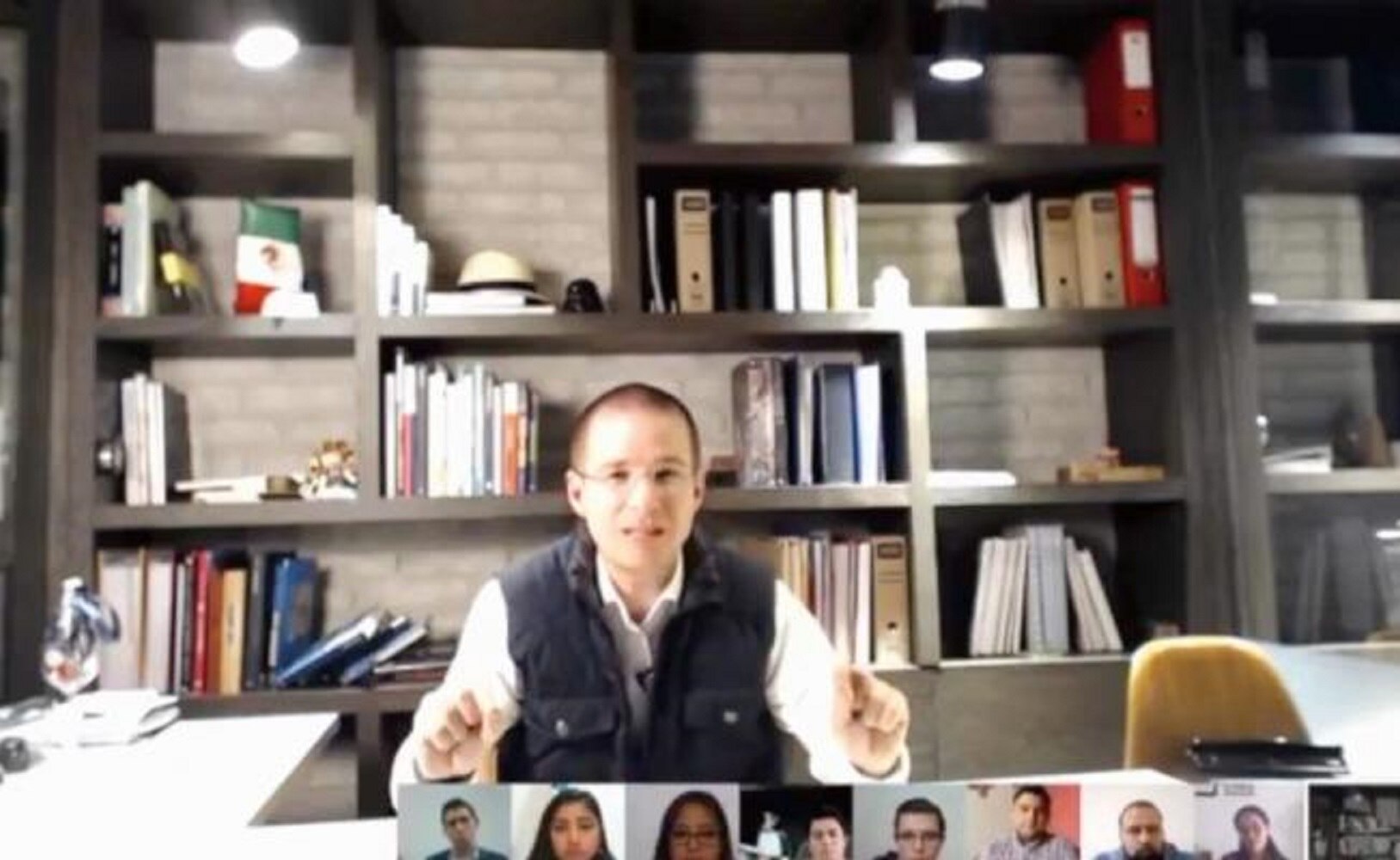 Fallas. La transmisión tuvo fallas técnicas, pues en momentos se cortó y fue imposible escuchar las preguntas de los jóvenes.