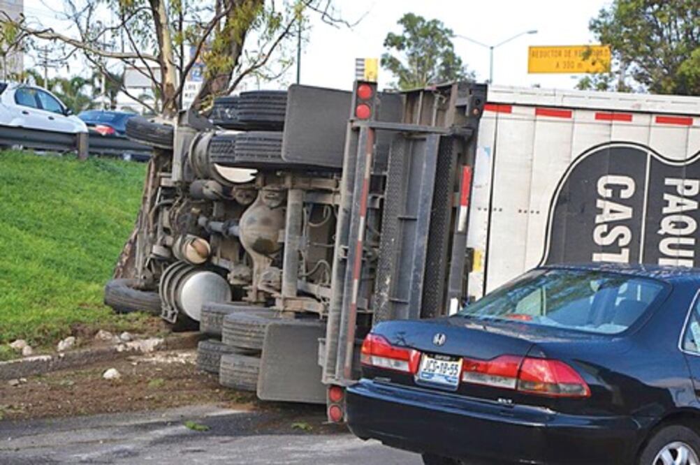 Volcadura colapsa vía federal