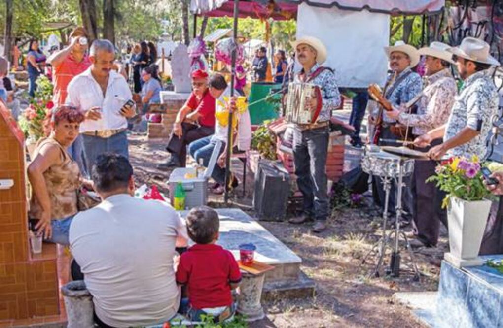 Llenan panteones de música y color