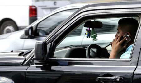Utilizar el celular supera al alcohol en accidentes viales: Diputado 
