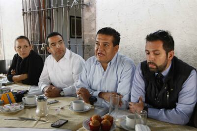 Signan amparo contra funcionario