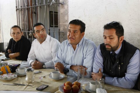 Signan amparo contra funcionario