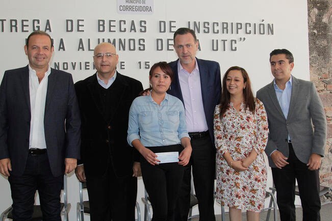 Entregan apoyo a estudiantes de la UTC