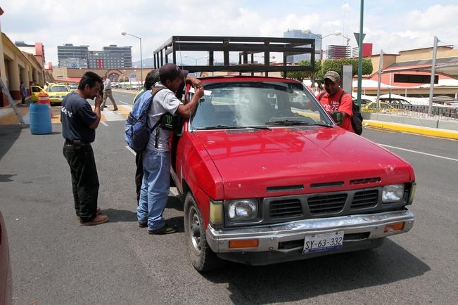 Cuando alguna troca hace un alto, varios obreros se aglutinan a su alrededor en espera de alguna propuesta de trabajo por un día. (Fotos: CÉSAR GÓMEZ)