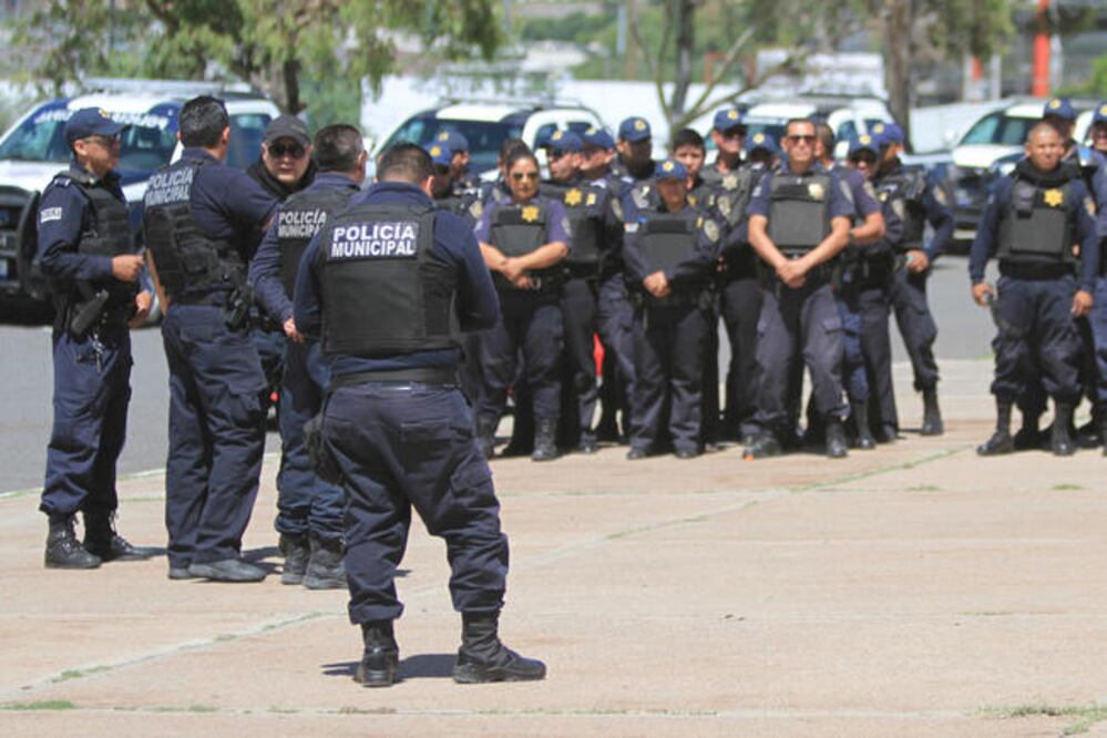 Policías municipales detuvieron la madrugada del lunes a uno de sus compañeros por ser el presunto asesino de su esposa. (ARCHIVO. EL UNIVERSAL)