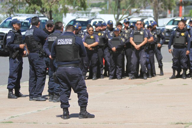 Policías municipales detuvieron la madrugada del lunes a uno de sus compañeros por ser el presunto asesino de su esposa. (ARCHIVO. EL UNIVERSAL)