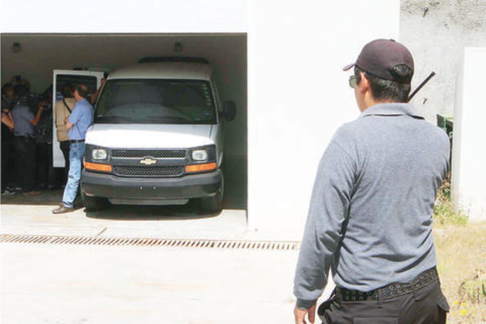 Resguardan camioneta para espiar