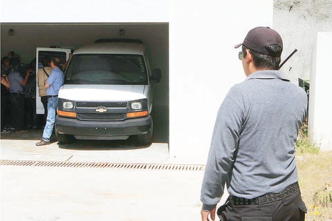 Resguardan camioneta para espiar