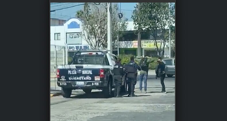 Video. Captan agresión a policías de Querétaro
