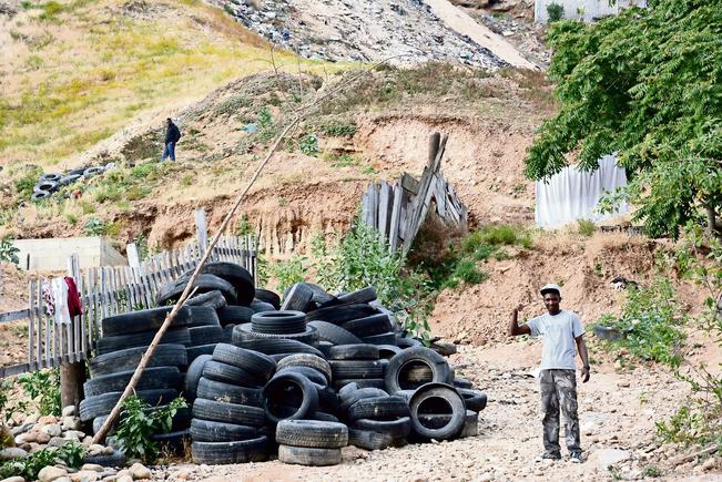 Aunque el Cañón del Alacrán está señalado por la Unidad Municipal de Protección Civil como zona de alto riesgo, los haitianos construyeron con madera y láminas de cartón su propia ciudad. (fotos: AMALIA ESCOBAR)