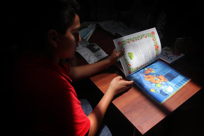 Benefician a niños con biblioteca