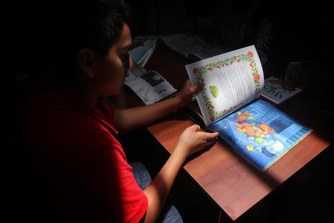 Benefician a niños con biblioteca