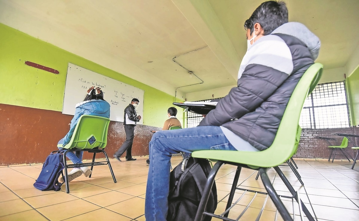 Esto gana un maestro en México y lo que AMLO quiere que reciban con un aumento