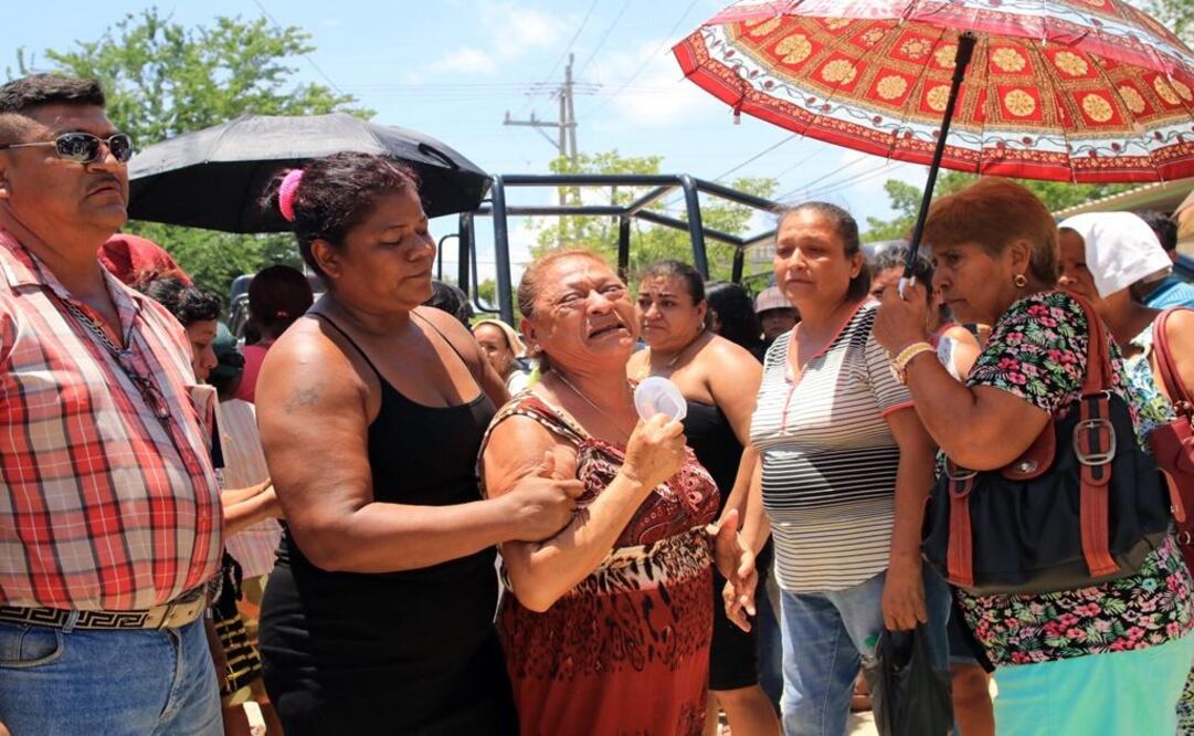 Tras 10 horas de haber ocurrido la riña, familiares de los reos esperaban afuera del penal información de sus parientes. Ante la falta de ésta, comenzaron a forcejear con los policías estatales (FOTOS: SALVADOR CISNEROS. EL UNIVERSAL)