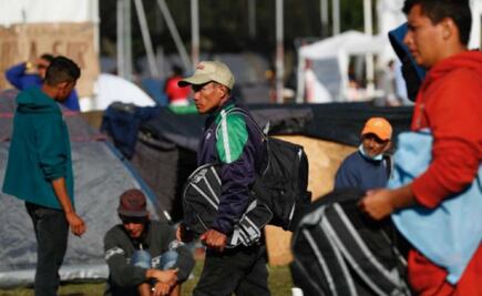 Migrantes llegan a la caseta de Tepotzotlán, en la autopista México-Querétaro