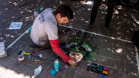 El magnífico y efímero arte de pintar en el suelo