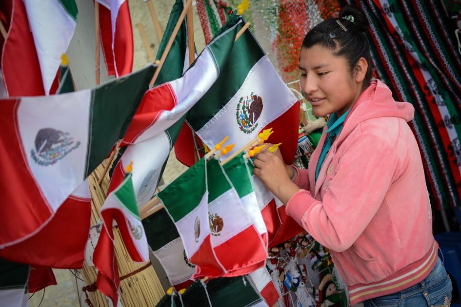 Yesenia Pérez Rómulo, originaria de Toluca, Estado de México, observa su mercancía que por temporada ofrece en la capital
