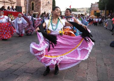 Gran fiesta en desfile revolucionario