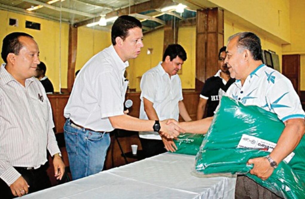 Tianguistas reciben 520 lonas 