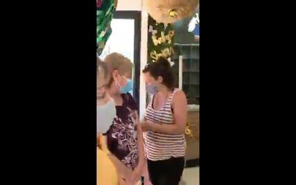 Adultas mayores denuncian discriminación; les niegan acceso a cadena de mercería