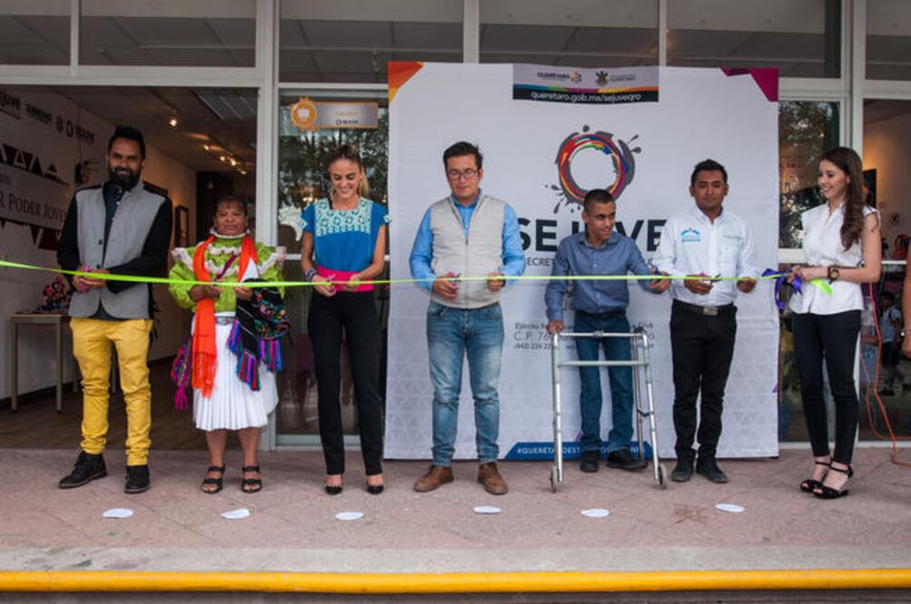 Tania Palacios Kuri (tercera de izq. a der.) en compañía de autoridades y jóvenes cortaron el listón inaugural de "Efecto Juventud. Tu juventud, nuestro arte", muestra que se exhibe en las instalaciones de la Sejuve. (FOTOS: RICARDO LUGO Y ARCHIVO)