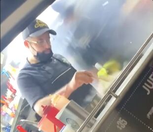 Video. Bad Bunny tiene un doble; vive en Querétaro y prepara crepas