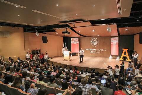 Expone proyectos a jóvenes