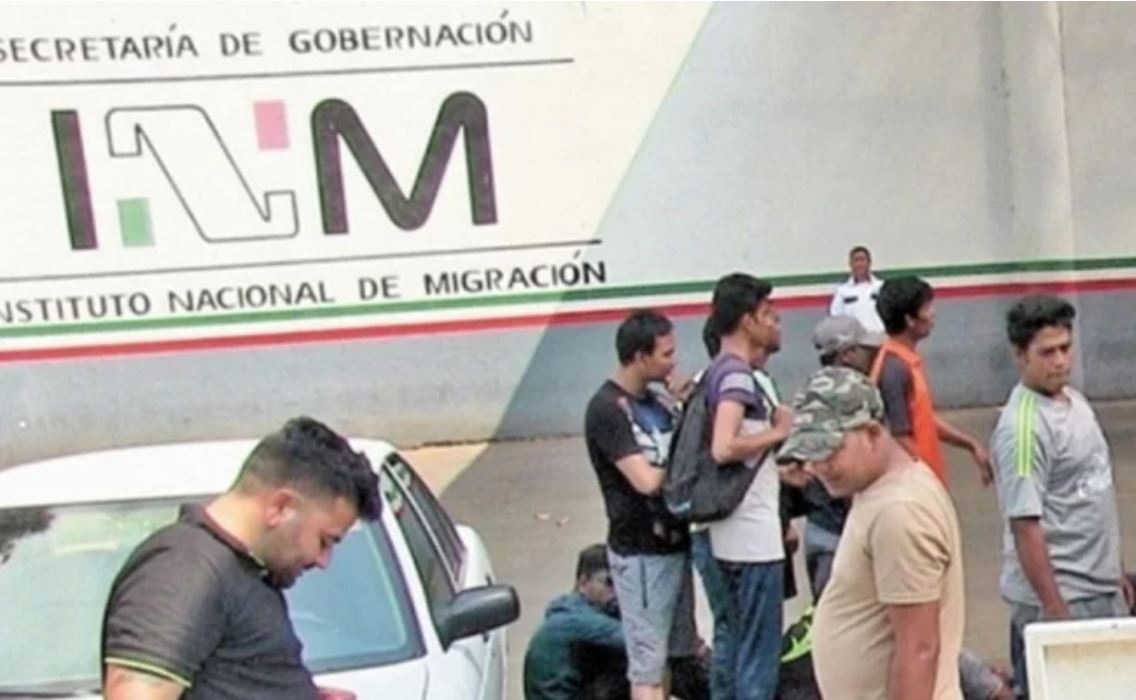 Localizan a 200 migrantes abandonados en tráiler en Veracruz