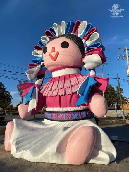 Pintan de colores la estatua gigante de Lele