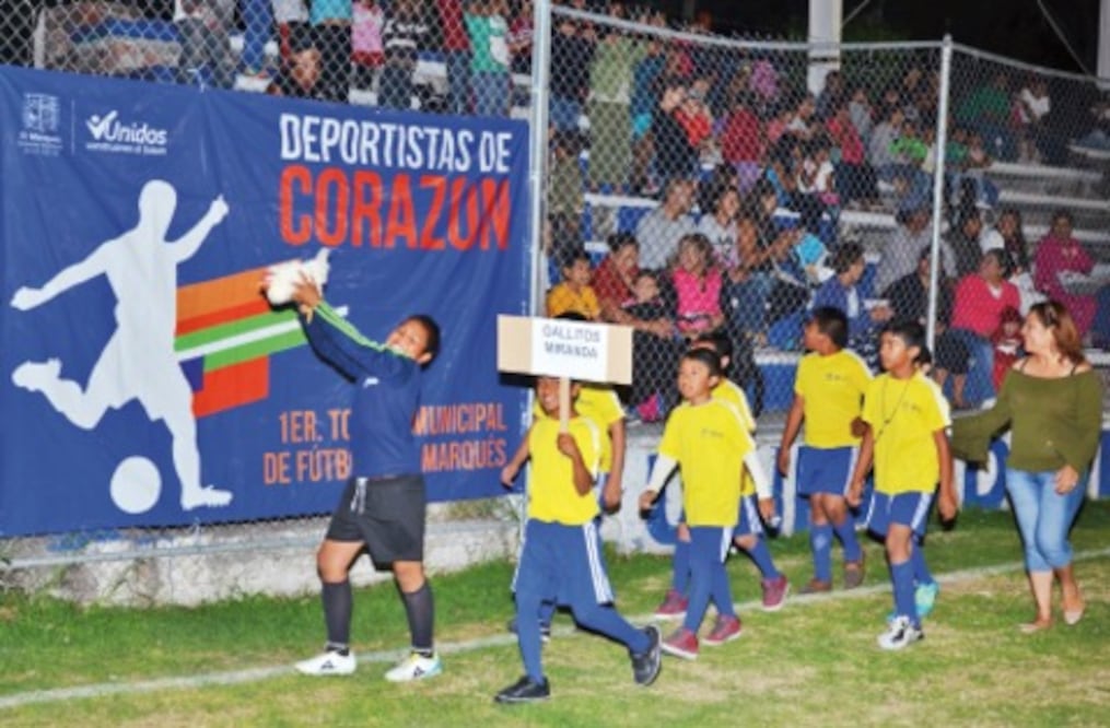 Futbol 7 en El Marqués atrae de más  