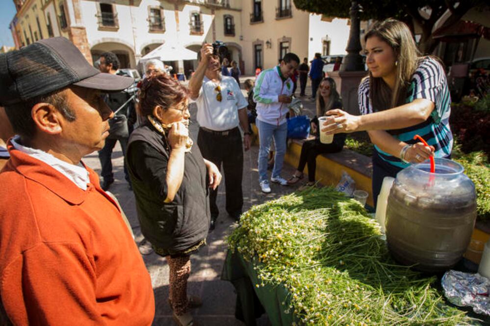 Frente al Jardín Guerrero se instalaron los altares de Dolores que realizaron y montaron los diferentes barrios de la capital queretana (DEMIAN CHÁVEZ. EL UNIVERSAL)