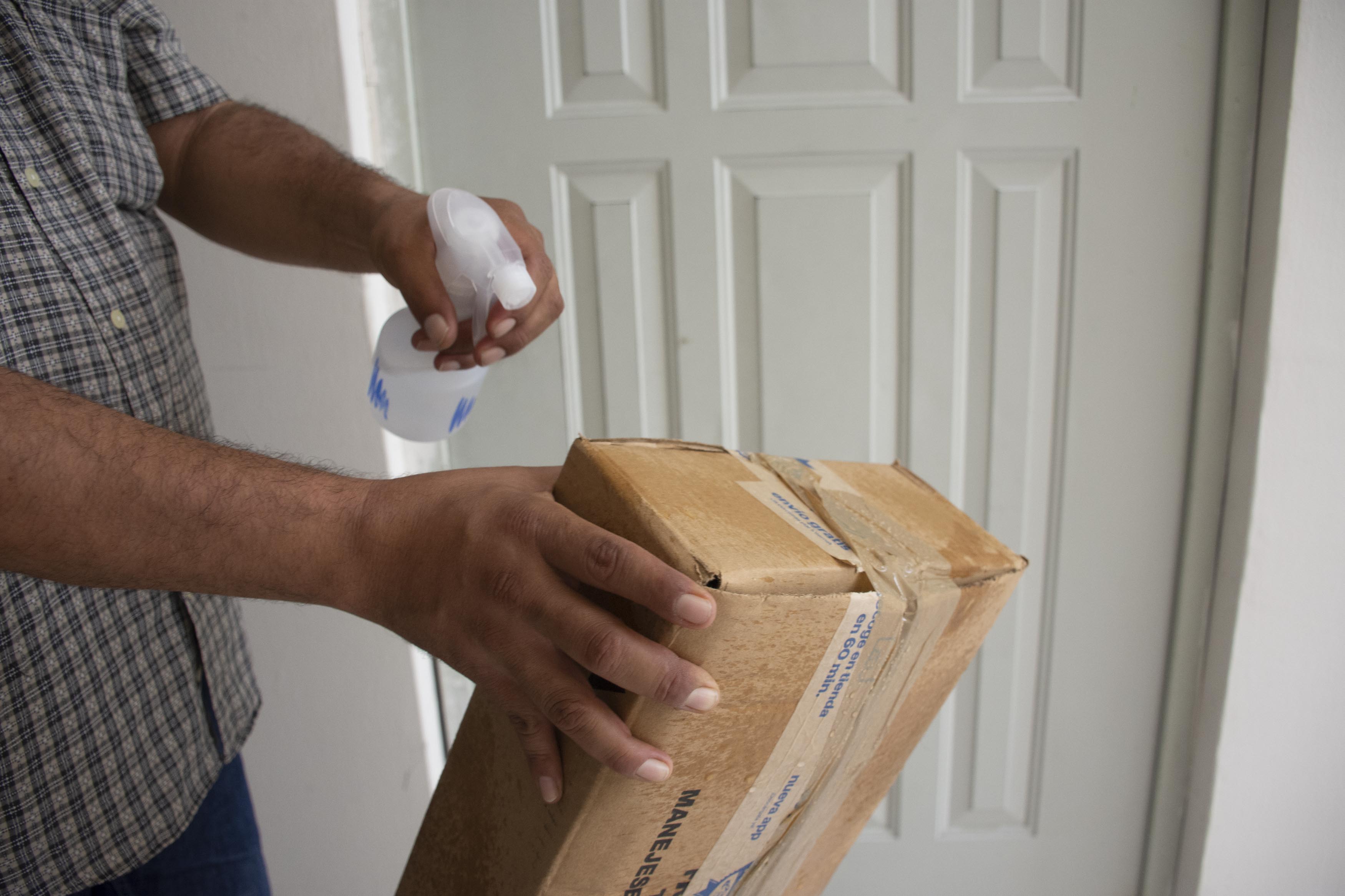 Covid-19 puede vivir en el cartón; a sanitizar compras en línea 