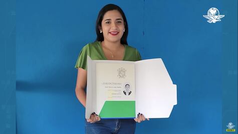 Presume su título universitario desde la banquita donde vendía dulces y se vuelve viral