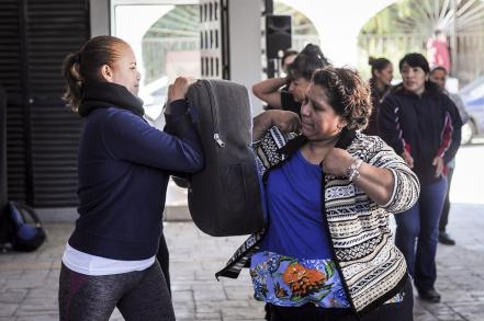 Instruyen a mujeres para defenderse de agresiones 