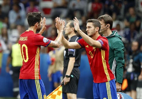 España pasa con autoridad