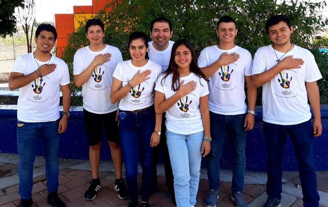 Fomentan saludo al corazón para evitar Covid-19