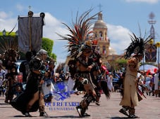Concheros conquistan a visitantes  en el Centro Histórico de Querétaro