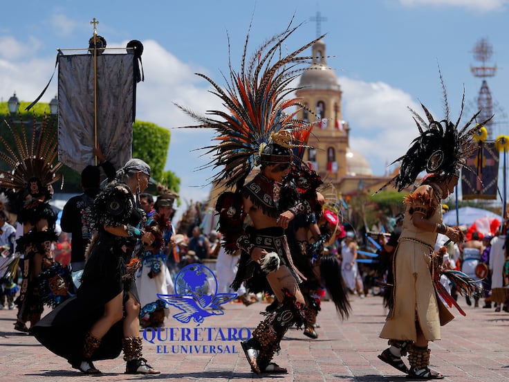 Concheros conquistan a visitantes en el Centro Histórico de Querétaro